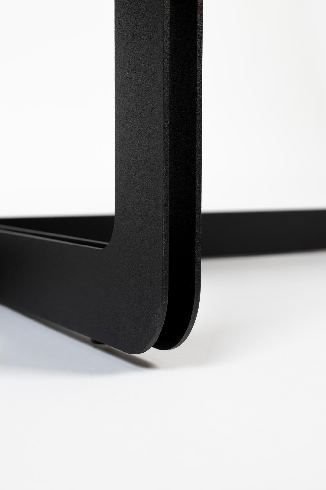 Moderner runder Couchtisch von Zuiver, stilvolles Design, hochwertige Verarbeitung, ideal für zeitgemässe Wohnräume.