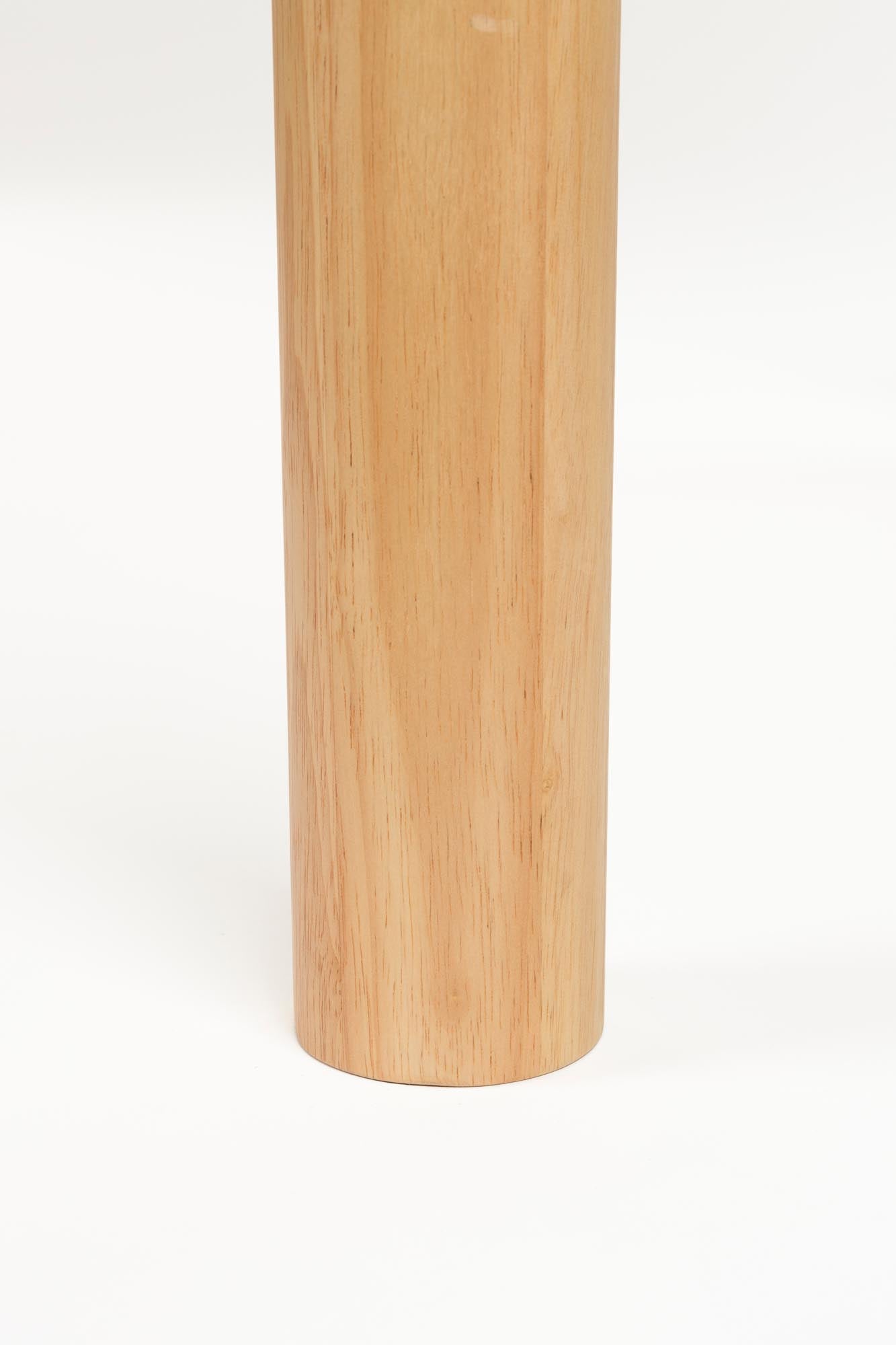 Der Tisch Sticks von Zuiver überzeugt mit zeitgemässem Design, minimalistischen Formen und passt perfekt in moderne Wohnräume.