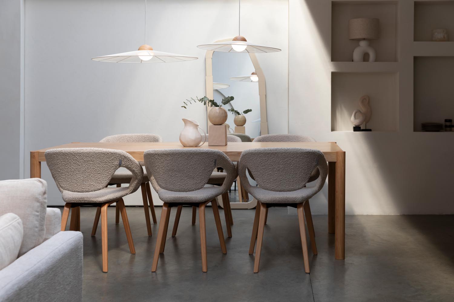 Der Tisch Sticks von Zuiver überzeugt mit modernem Stil, klaren Formen und ist perfekt für elegante, zeitgemässe Einrichtungen.