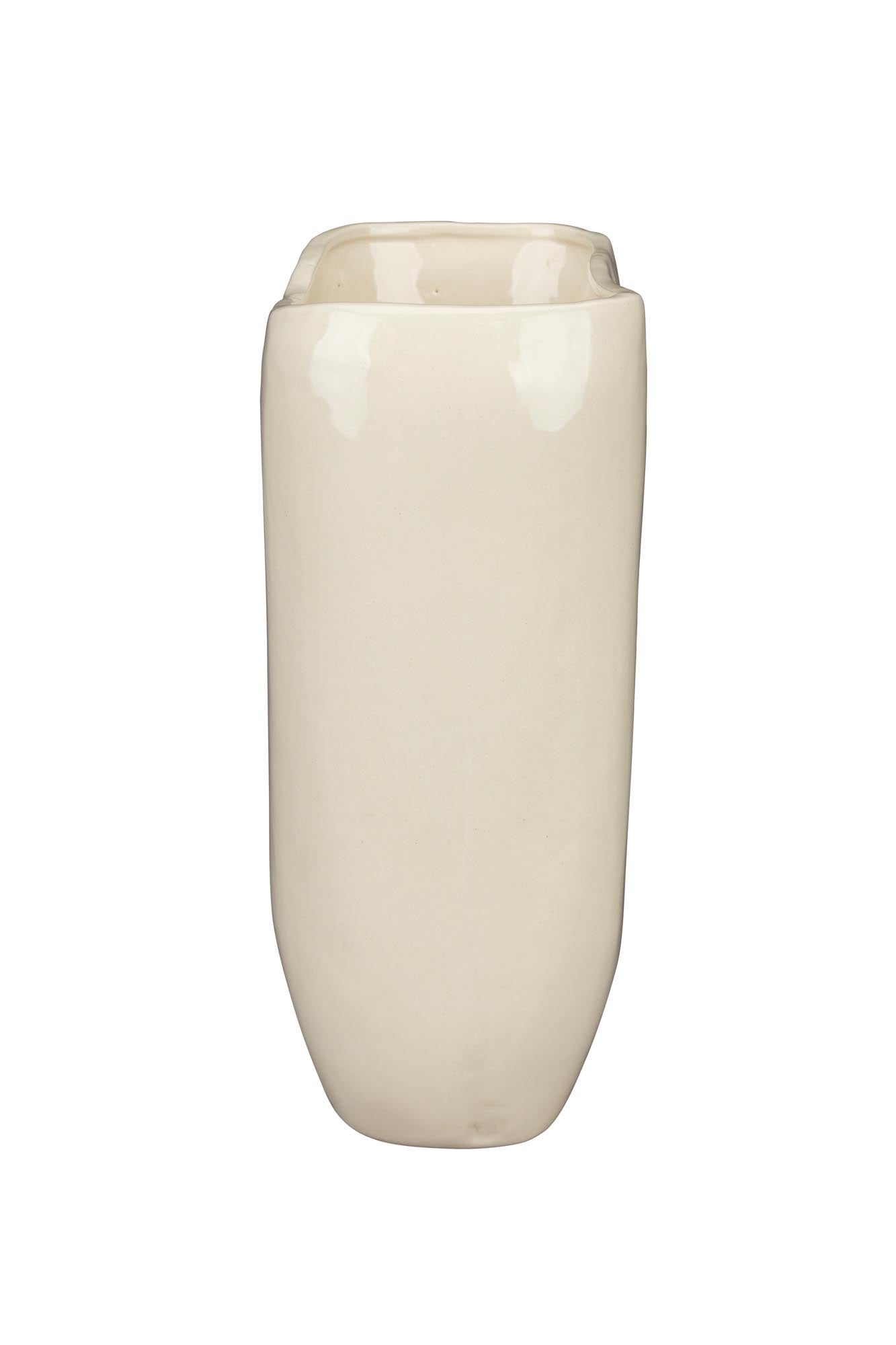 Die Vase Edna M von Dutchbone überzeugt mit ihrem eleganten Design und verleiht jedem Raum eine moderne Note.