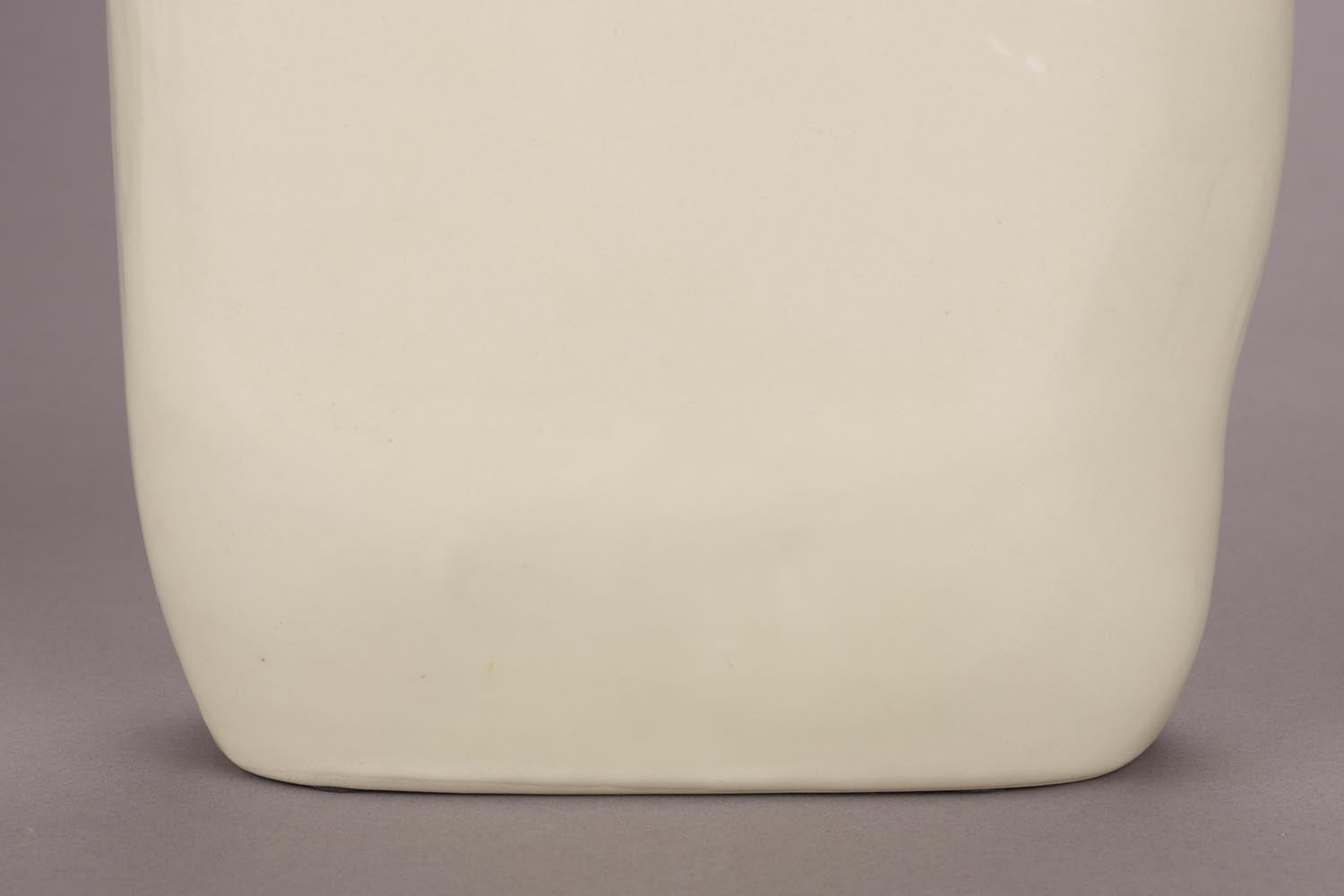 Die Vase Edna M von Dutchbone besticht durch ihr modernes Design und ihre elegante Form, ideal für stilvolle Wohnräume.