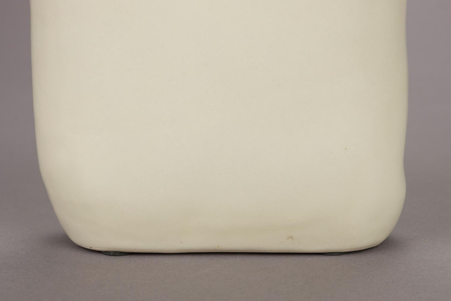 Die Dutchbone Vase Edna S überzeugt mit elegantem Design und ist perfekt für moderne Wohnraumgestaltung.