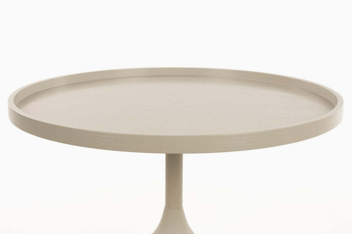 Beistelltisch Jason von Zuiver in Beige, rundes Tischgestell aus pulverbeschichtetem Metall mit Eichenfurnier-Platte, matte Oberfläche.