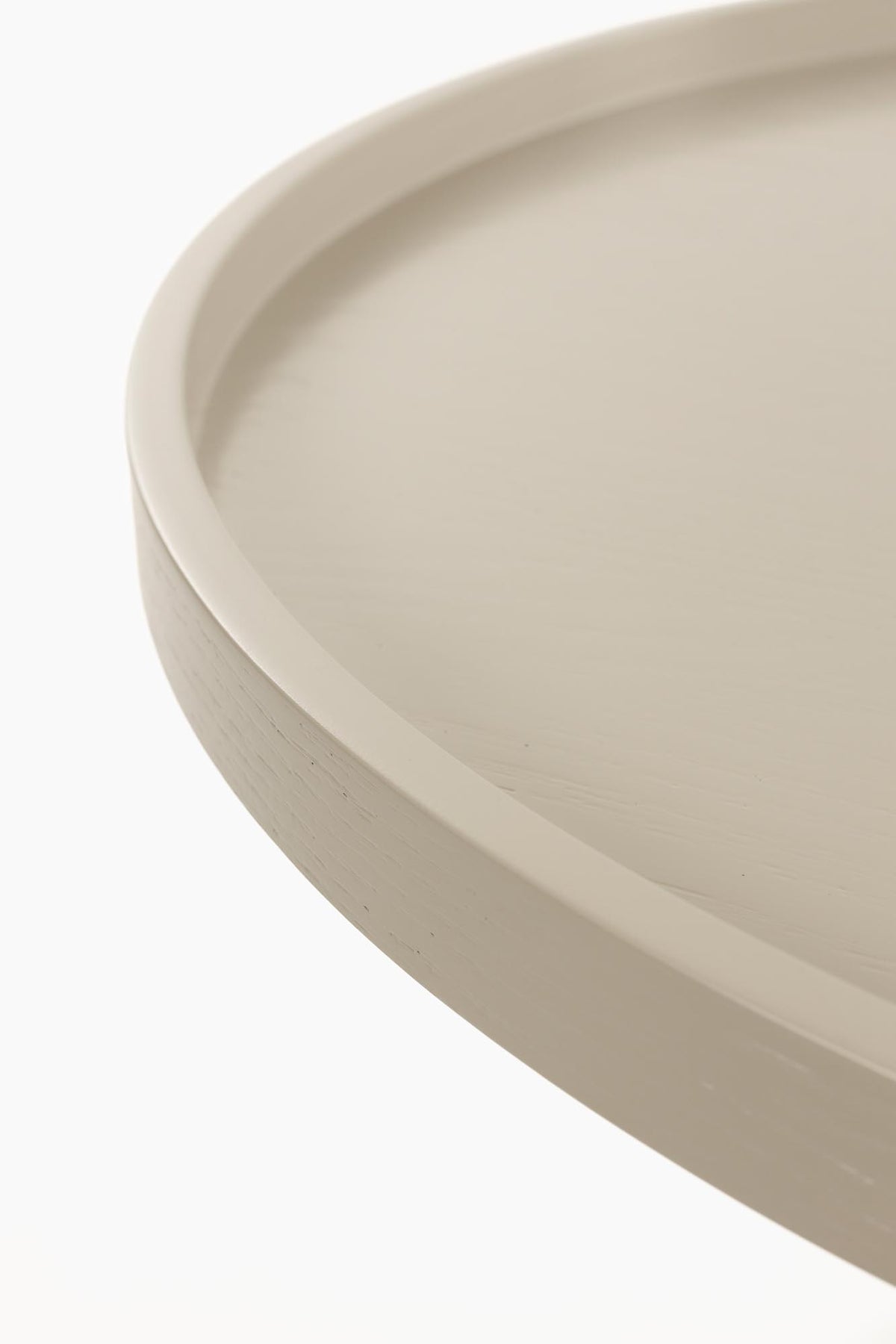 Beistelltisch Jason von Zuiver in Beige, rundes Tischgestell aus pulverbeschichtetem Metall mit Eichenfurnier-Platte, matte Oberfläche.