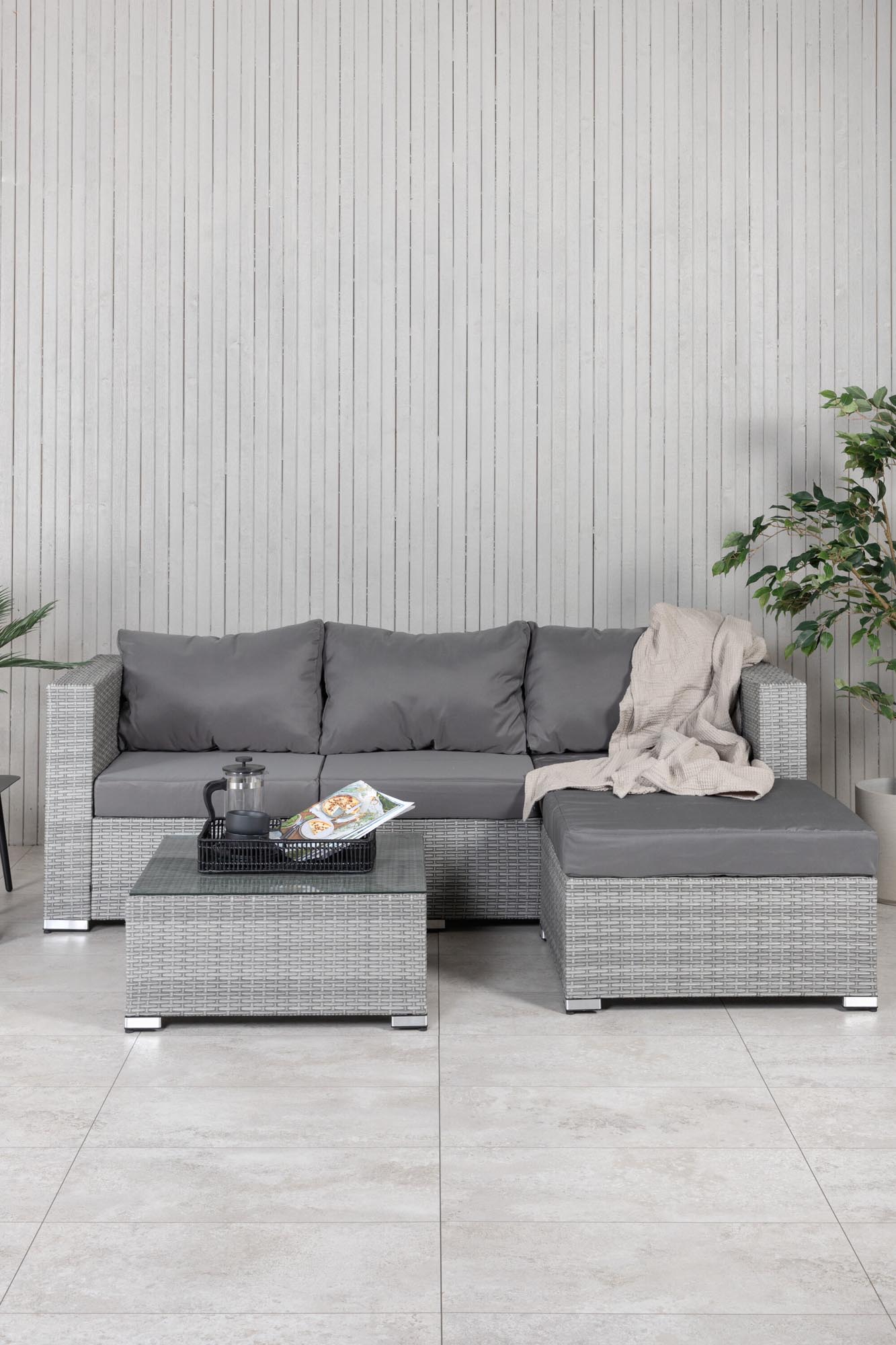 Entdecken Sie das Rotterdam Sofaset von Venture Home: Elegantes Design, langlebiges Korbgeflecht und komfortable Kissen für entspannte Stunden im Freien.