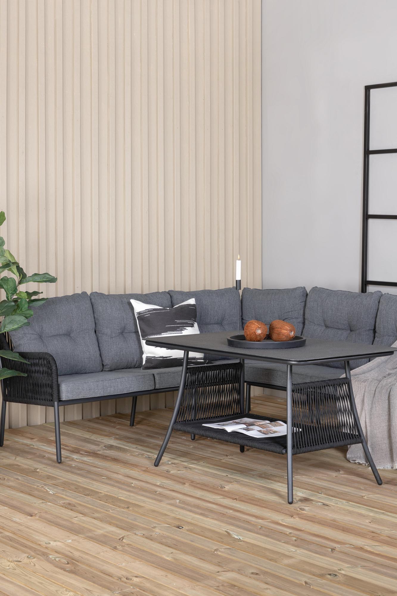 Erleben Sie stilvolle Entspannung mit dem Berliner Ecksofa Outdoorset von Venture Home. Robuste Materialien, großzügige Sitzfläche und eleganter Couchtisch für unvergessliche Sommerabende.