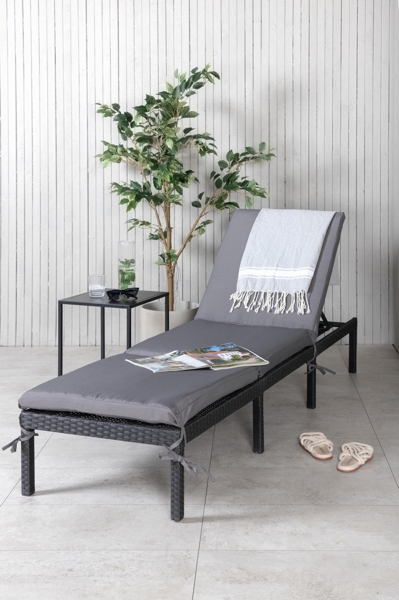 Bilbao Sun Lounge in Schwarz präsentiert im Onlineshop von KAQTU Design AG. Liegestuhl ist von Venture Home