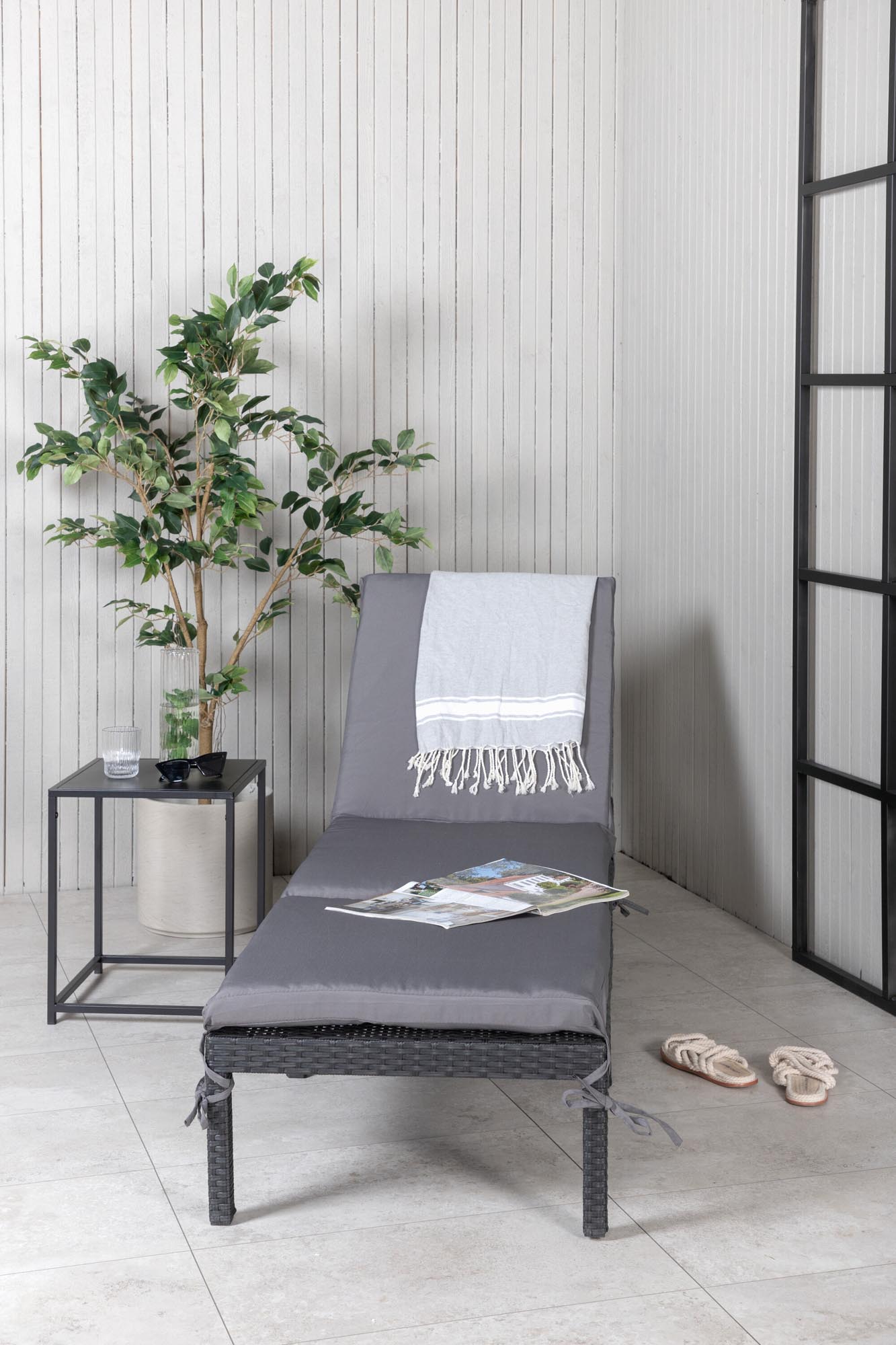 Bilbao Sun Lounge in Schwarz präsentiert im Onlineshop von KAQTU Design AG. Liegestuhl ist von Venture Home