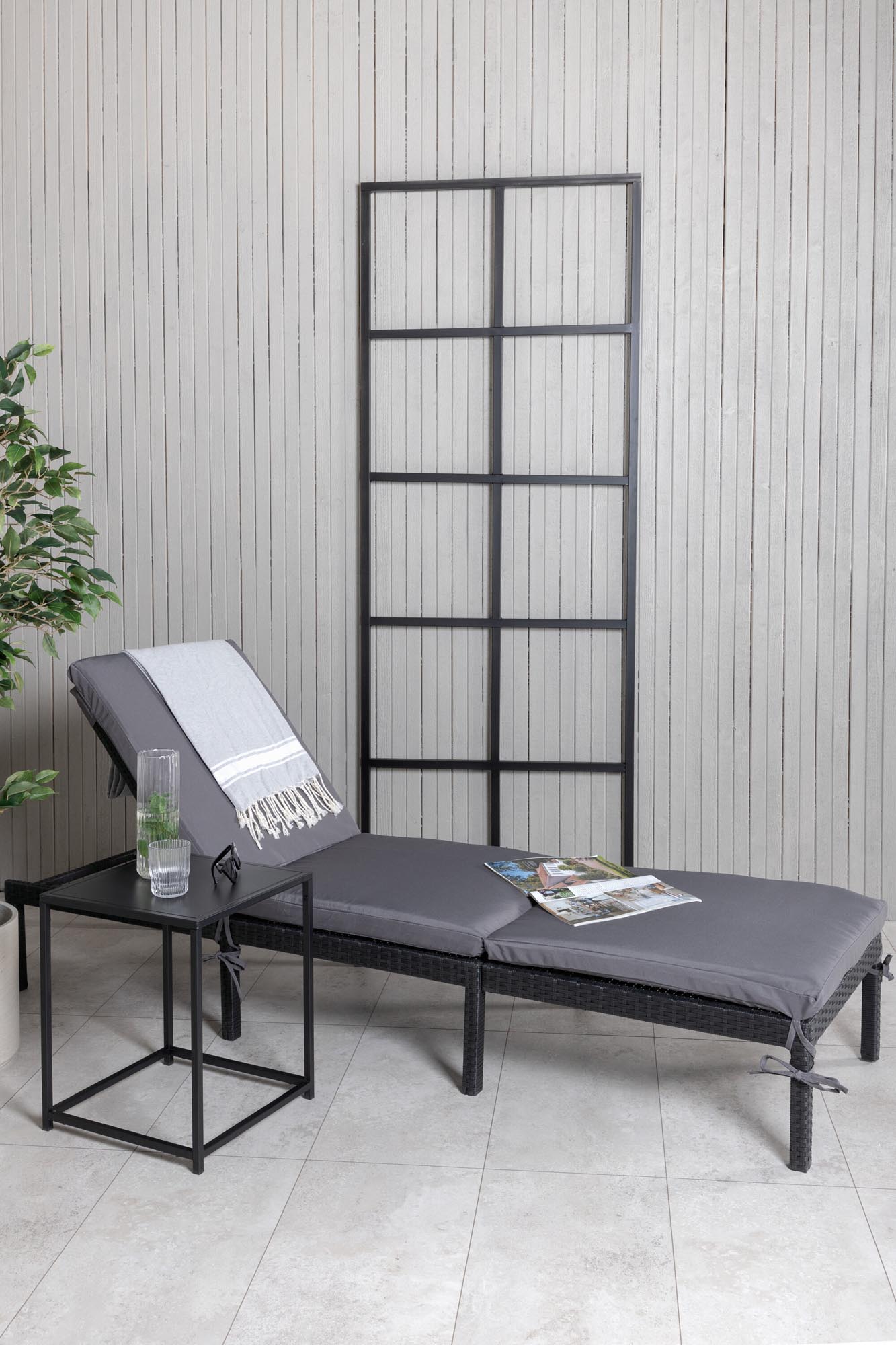 Bilbao Sun Lounge in Schwarz präsentiert im Onlineshop von KAQTU Design AG. Liegestuhl ist von Venture Home