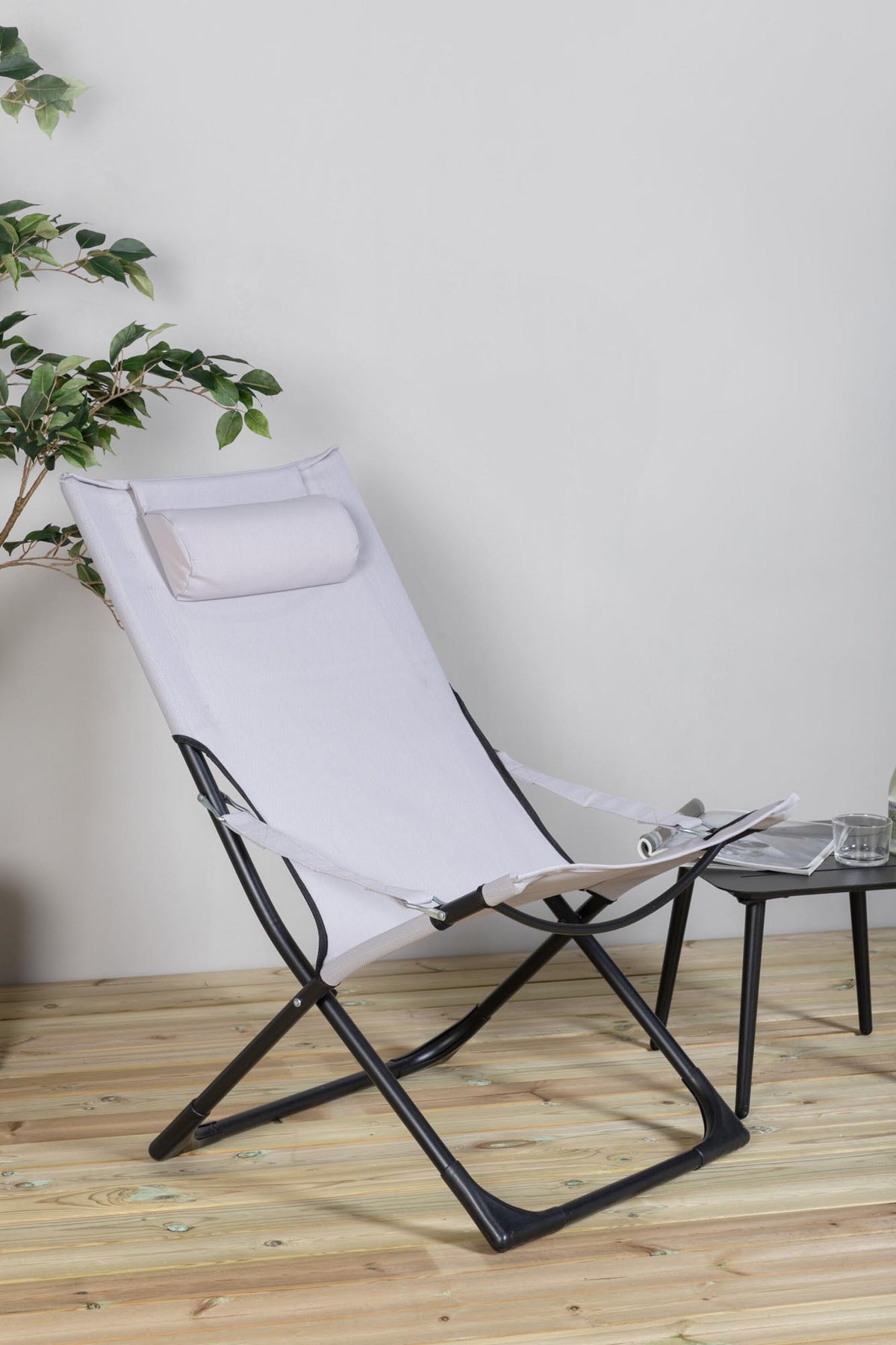 Sevilla Sun Lounge in Grau präsentiert im Onlineshop von KAQTU Design AG. Liegestuhl ist von Venture Home