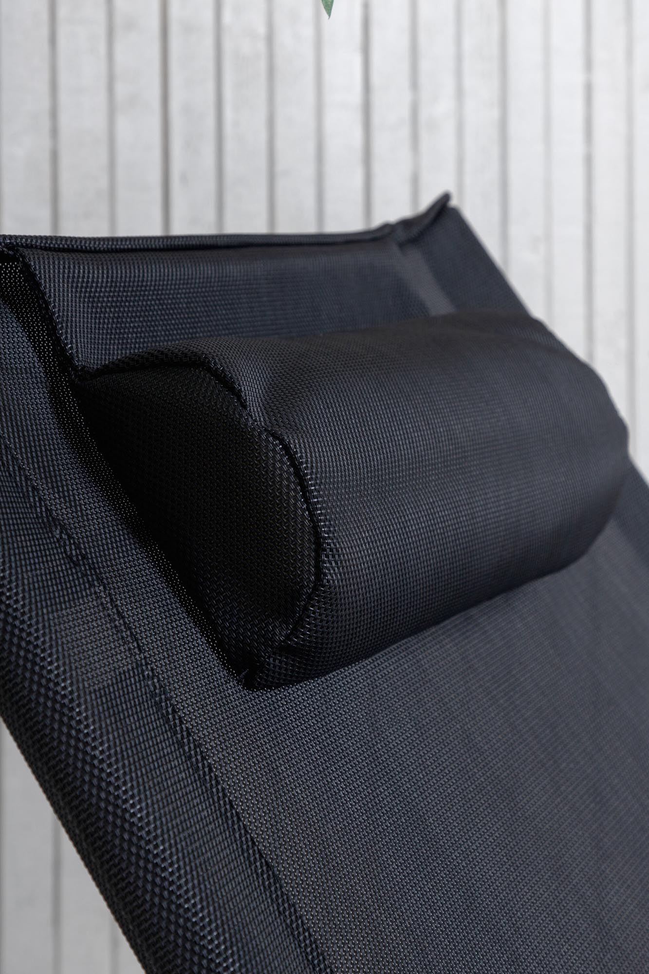 Die Sevilla Sun Lounge von Venture Home kombiniert modernes Design mit Komfort für stilvolle Entspannung im Freien.