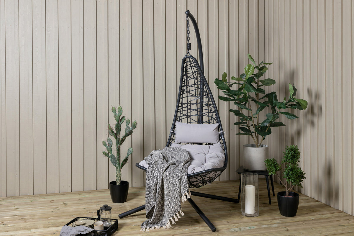 Edinburgh Hängesessel in Schwarz präsentiert im Onlineshop von KAQTU Design AG. Outdoor-Sessel ist von Venture Home