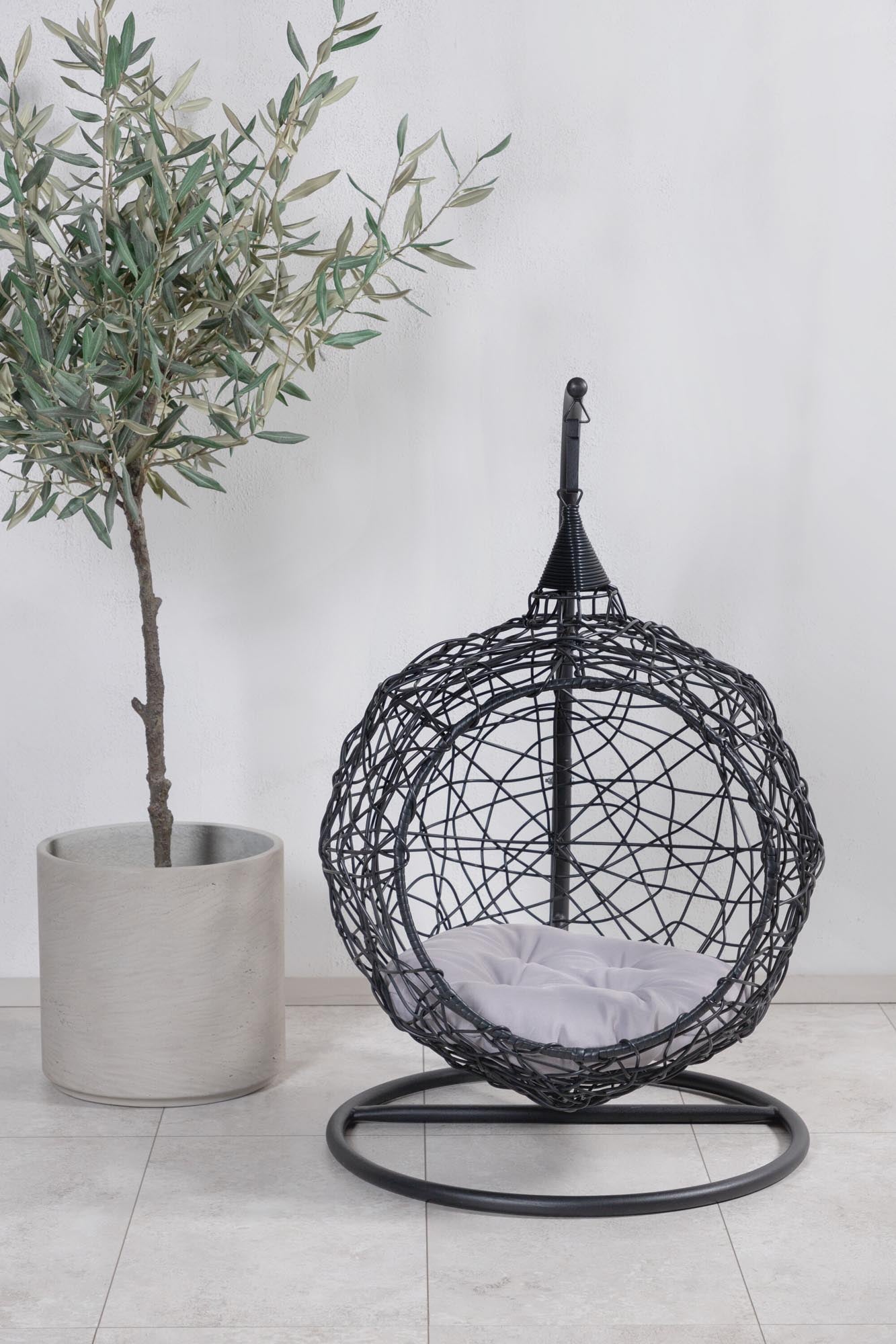 Entspannen Sie im Lexi Hängesessel von Venture Home – der perfekte, wetterfeste Rückzugsort für die ganze Familie im Garten.