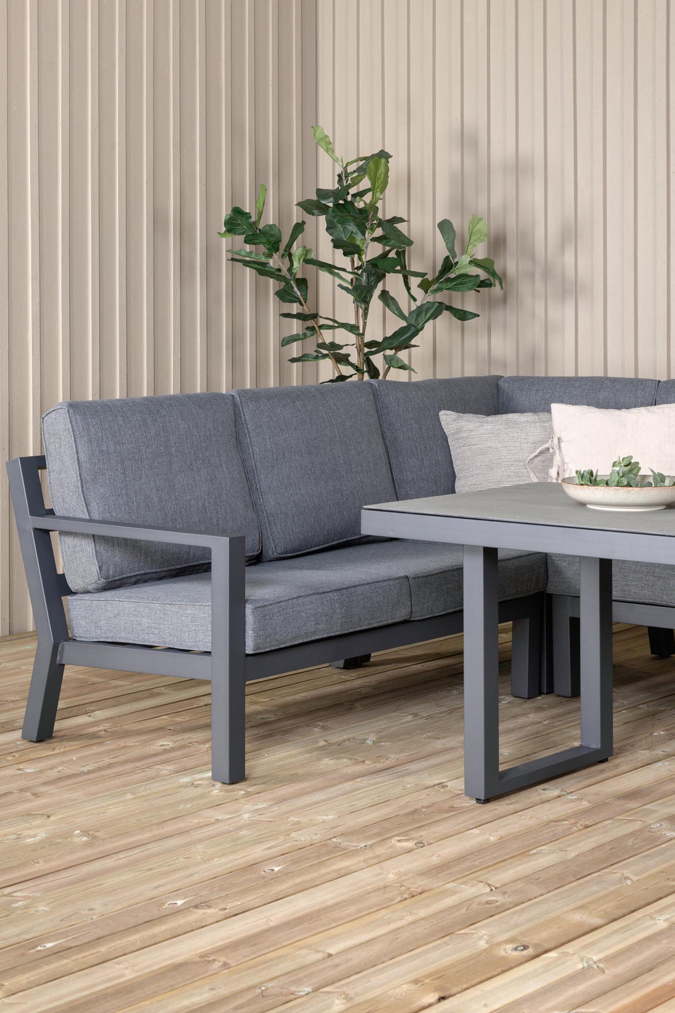 Ecksofa Barcelona 140cm: Eleganz und Entspannung im Freien geniessen.