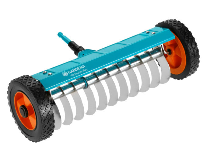 GARDENA Handvertikutierer Boy Combi 32 cm in präsentiert im Onlineshop von KAQTU Design AG. Gartenwerkzeug ist von GARDENA