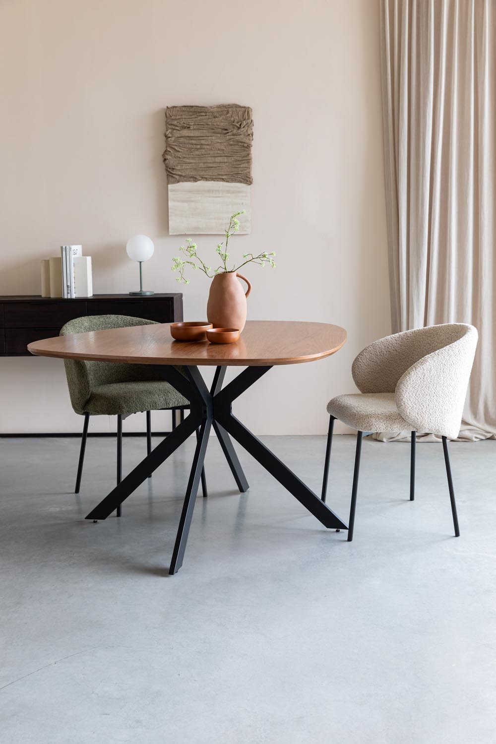 Der Ayle Stuhl von White Label Living vereint elegantes Design mit optimalem Sitzkomfort. Hochwertige Materialien und vielseitige Farben machen ihn zum perfekten Esszimmermöbel.