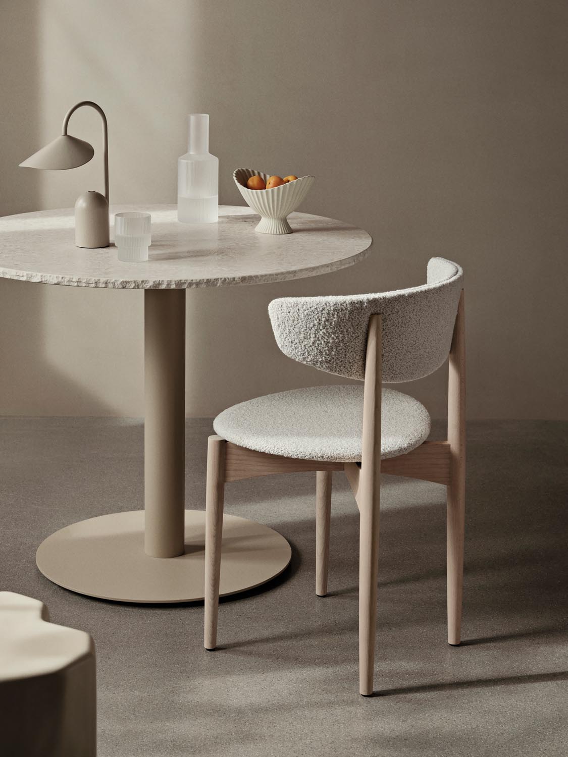 Eleganter Mineral Esstisch von Ferm Living in Bianco Curia/Cashmere, ideal für stilvolle Essbereiche und gesellige Runden.