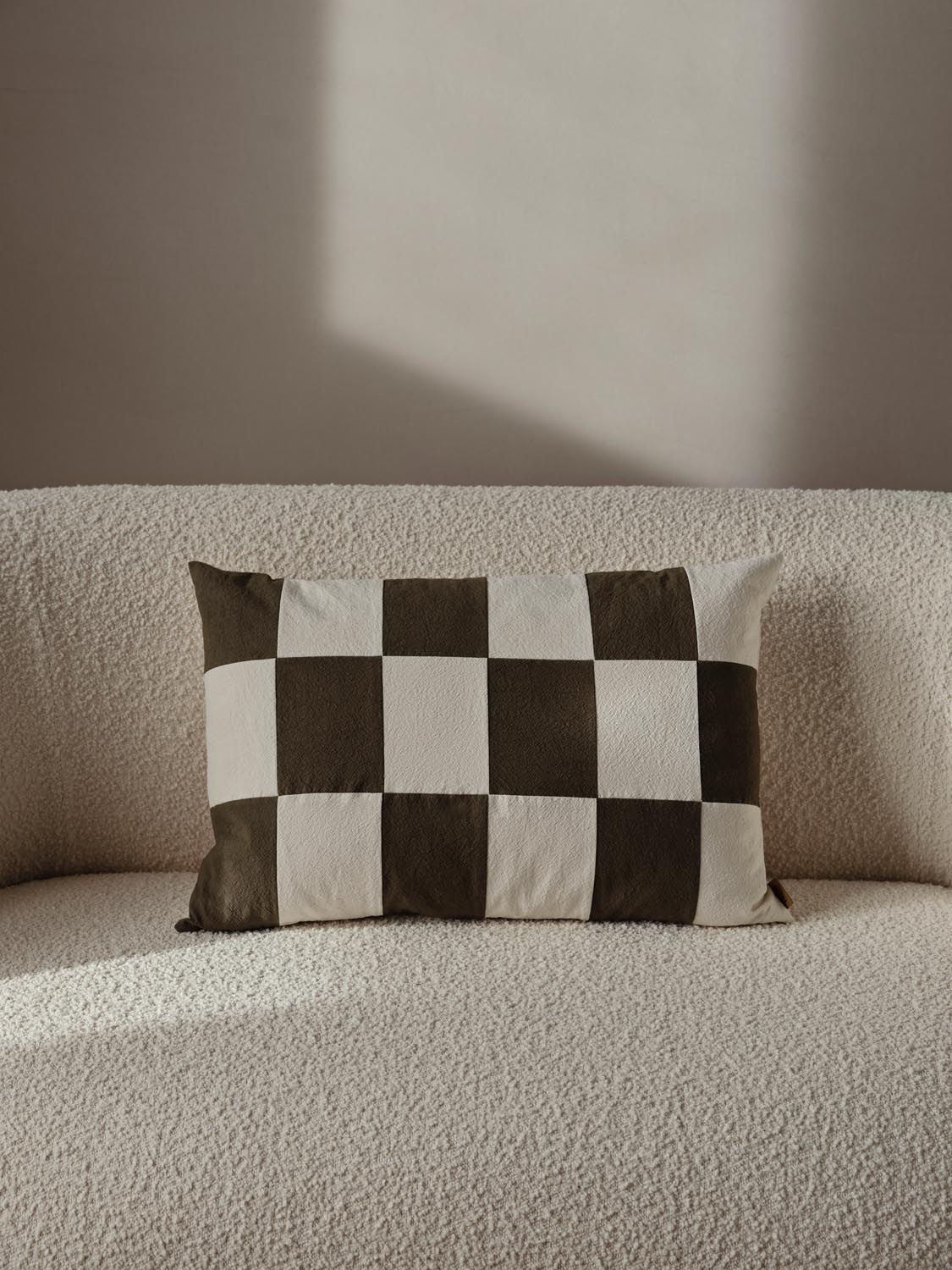 Elegantes Patchwork-Kissen: Stilvoller Komfort von Ferm Living.