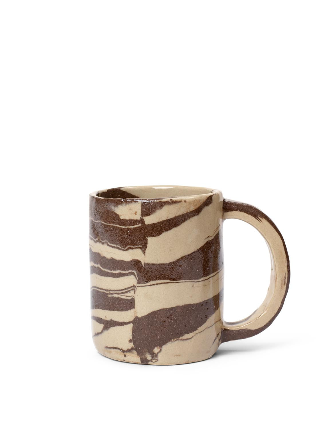 Die Ryu Mug Tall von Ferm Living: Einzigartige Steinzeugtasse, inspiriert von japanischer Kunst, ideal für grosse Kaffeeportionen.