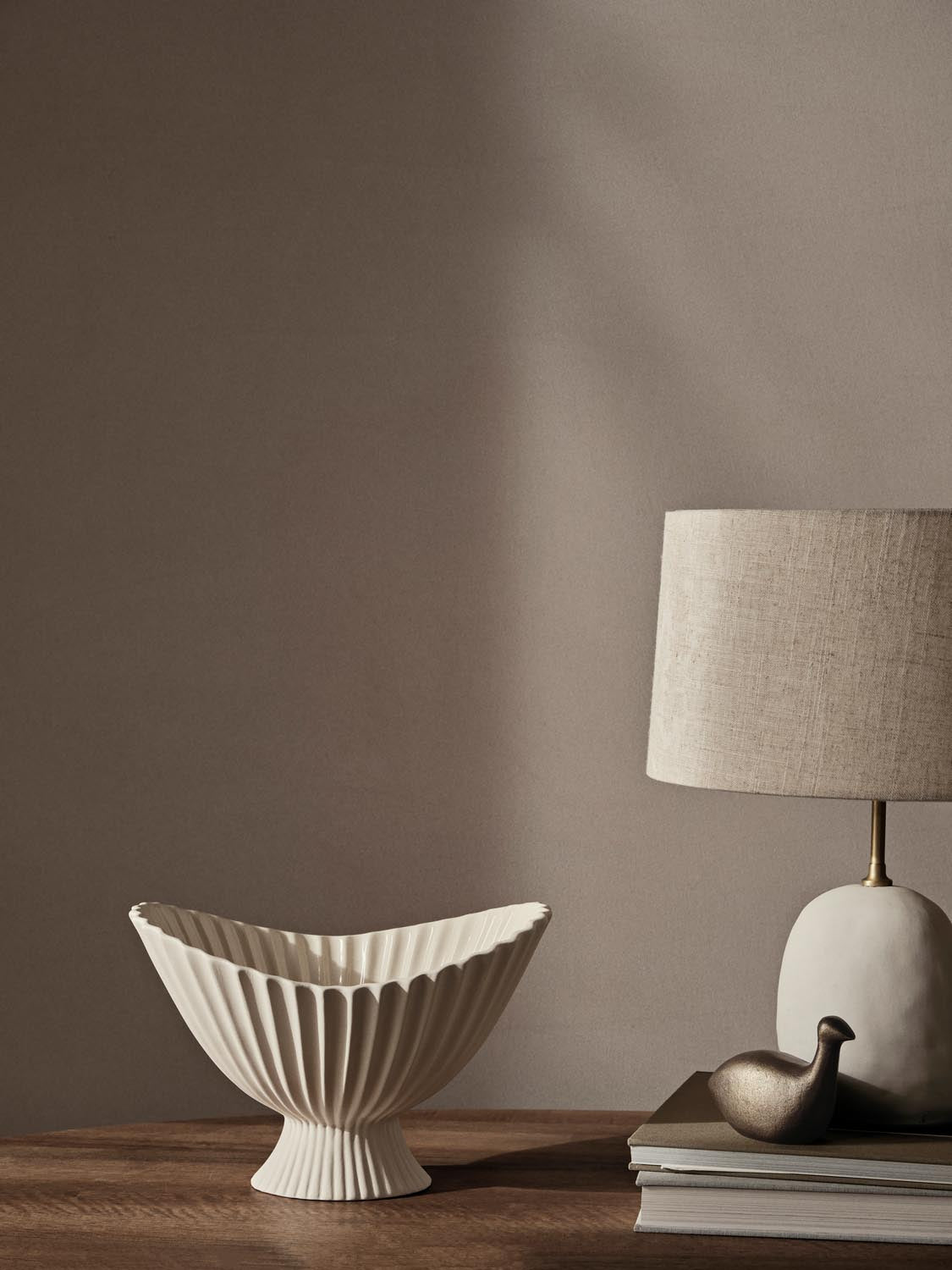 Ferm Living Fountain Bowl 28: Zeitlose Keramik für stilvolle Akzente.