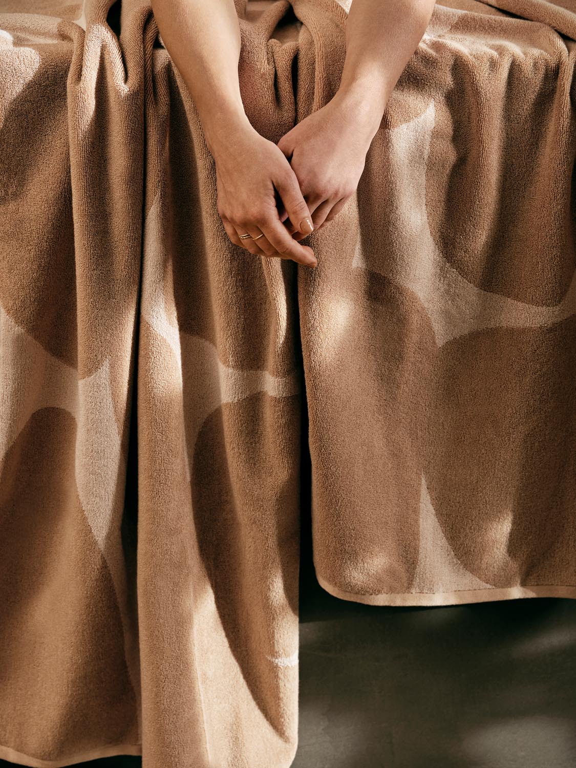 Entdecke das Ebb Badetuch von Ferm Living – ein stilvolles, doppelseitiges Strandtuch aus GOTS-zertifizierter Bio-Baumwolle, perfekt für jeden Anlass.