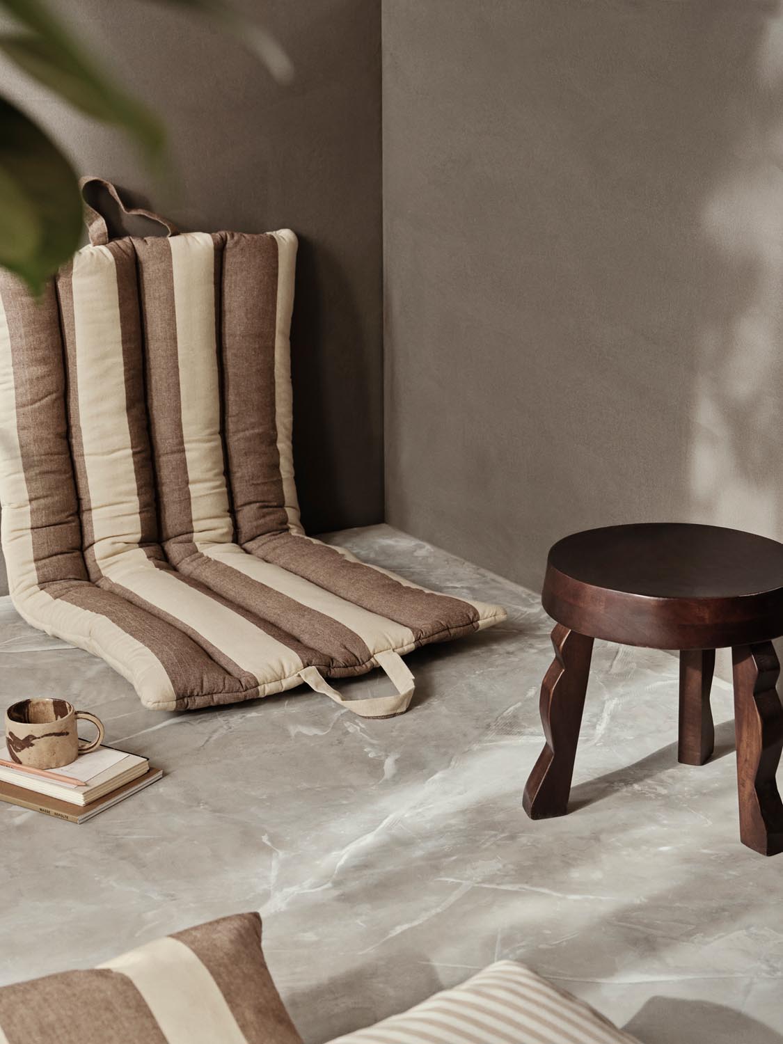 Beige und braune Strand-Faltmatte von Ferm Living, ideal für entspannte Tage im Freien, stilvoll und praktisch für Garten und Strand.
