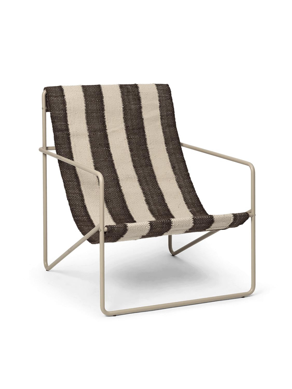Der Desert Lounge Chair von Ferm Living: Modernes Design, pulverbeschichteter Stahl, recyceltes PET, für drinnen und draussen.