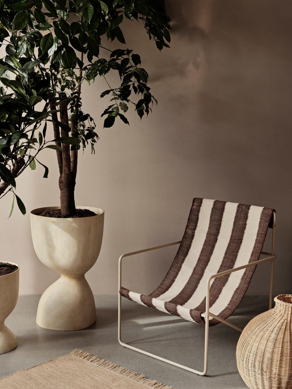Entdecke den Desert Lounge Chair von Ferm Living: Eleganter, nachhaltiger Stuhl aus pulverbeschichtetem Stahl und handgewebtem, recyceltem Textil.