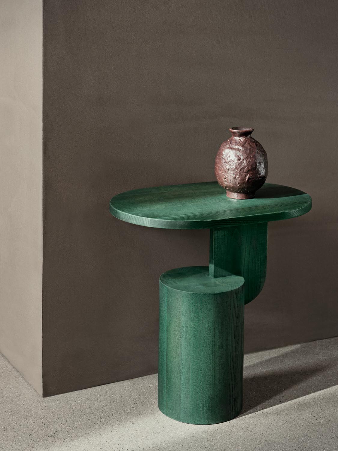 Eleganter Insert Beistelltisch in Myrtle Green Stained von Ferm Living, ideal für stilvolle Akzente in jedem Raum.