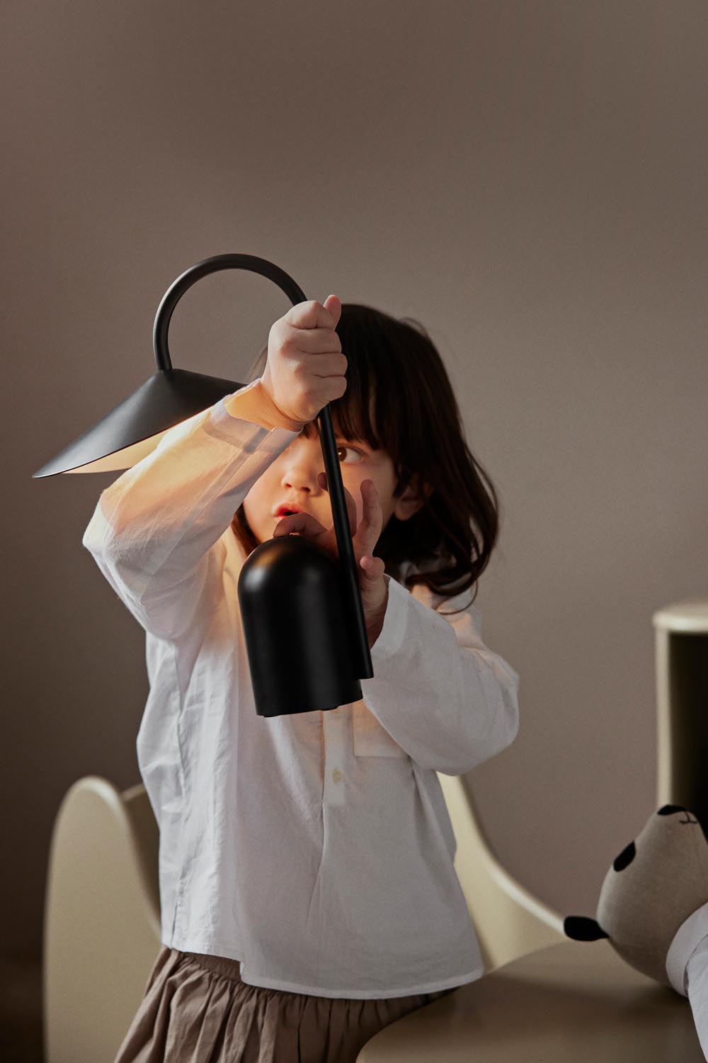 Elegante Arum Tischleuchte: Tragbare Beleuchtung von Ferm Living.