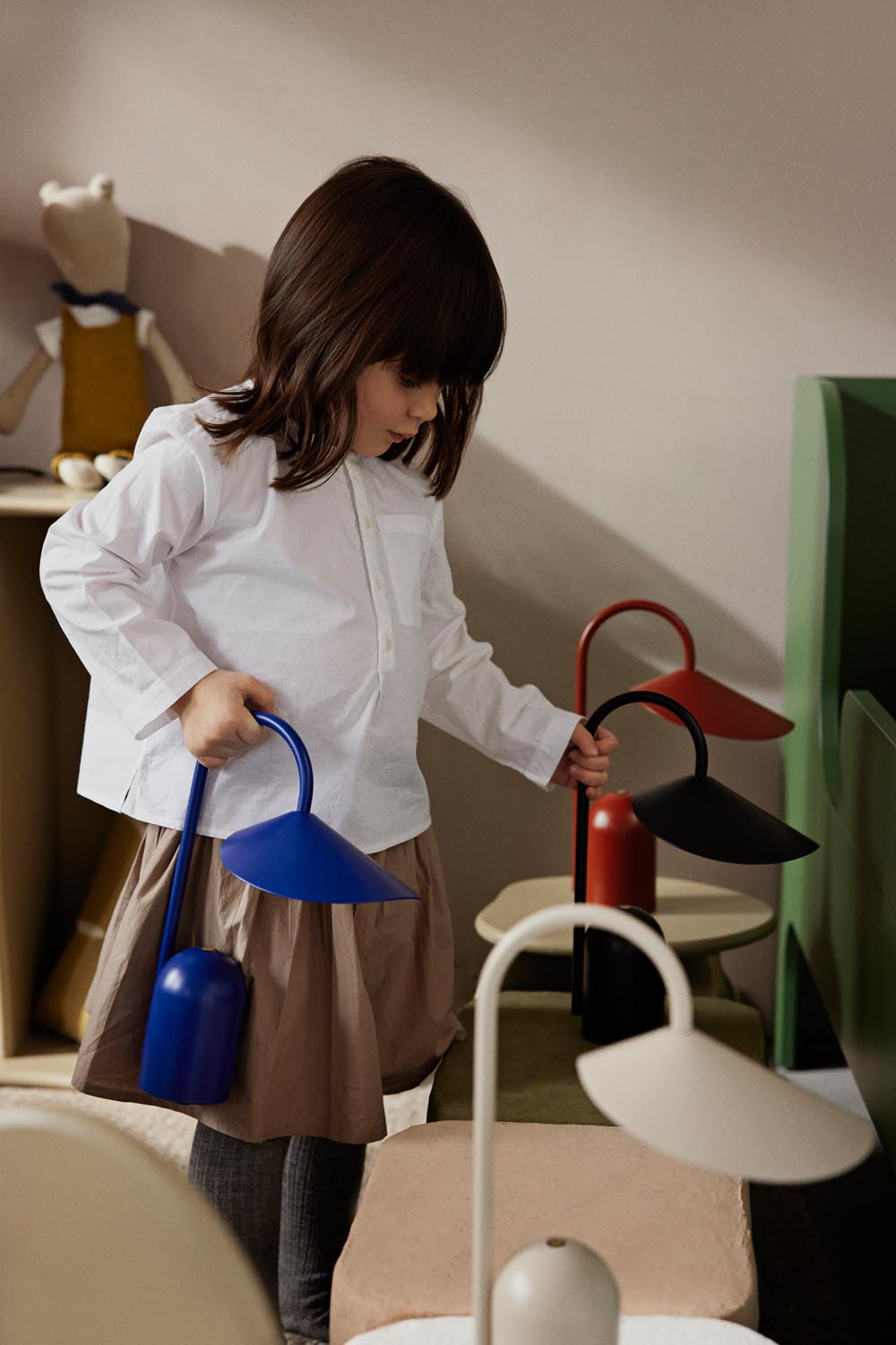 Elegante Arum Tischleuchte: Mobilität trifft auf modernes Design.