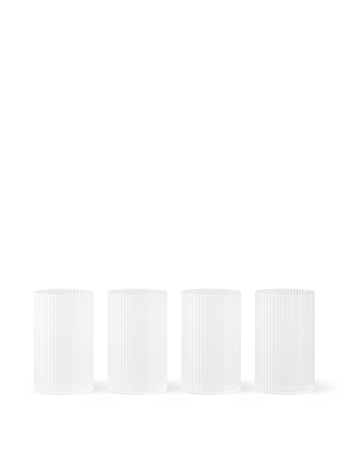 Elegantes Ripple Verrines Set von Ferm Living: Handgeblasenes Mattglas mit geriffelter Oberfläche, inspiriert von der französischen Küche.