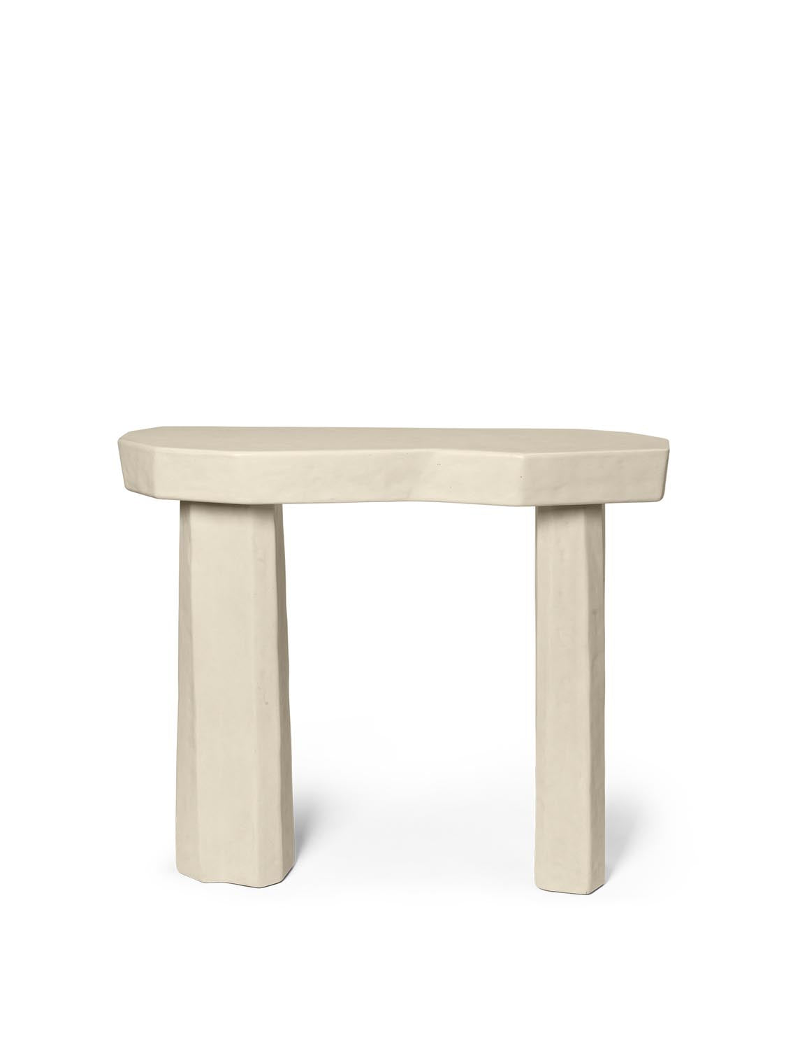 Der Staffa Console Table von Ferm Living: Einzigartiges Design aus glasfaserverstärktem Beton, inspiriert von vulkanischen Felsformationen.