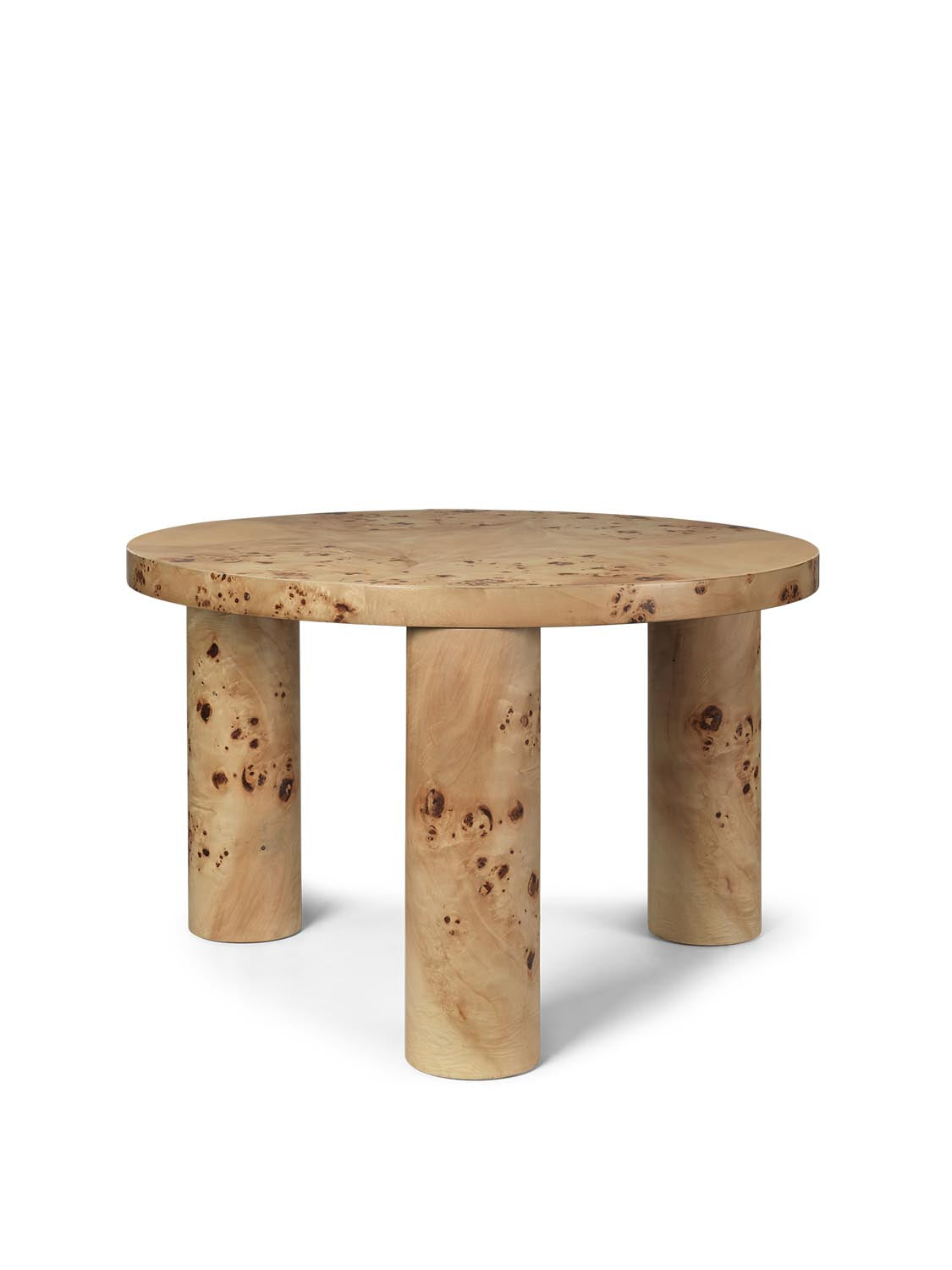 Der Post Coffee Table Small von Ferm Living: Ein skulpturales Statement aus FSC-zertifiziertem Pappel-MDF, das Eleganz und Nachhaltigkeit vereint.