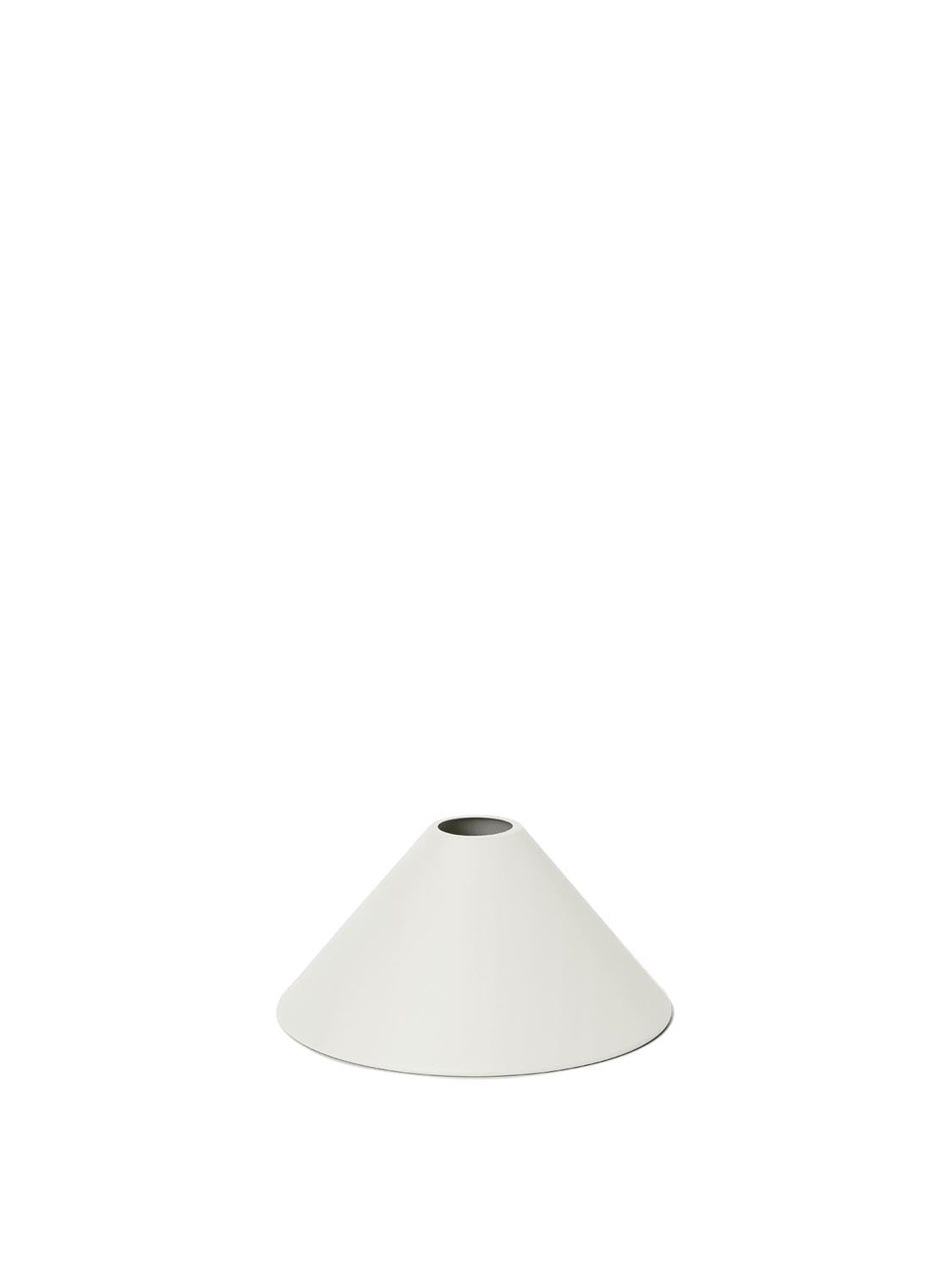 Der Collect Cone Shade von Ferm Living: Exquisiter Lampenschirm aus pulverbeschichtetem Eisen, minimalistisch und elegant, für optimale Lichtverteilung.