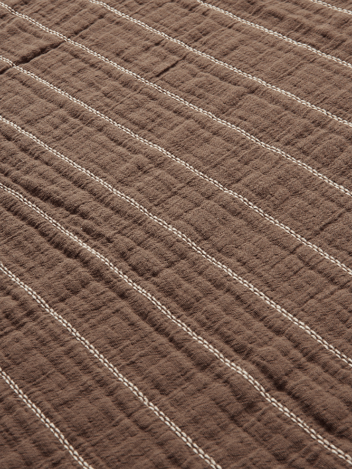 Luxuriöser Aires Bettüberwurf aus Bio-Baumwolle von Ferm Living.