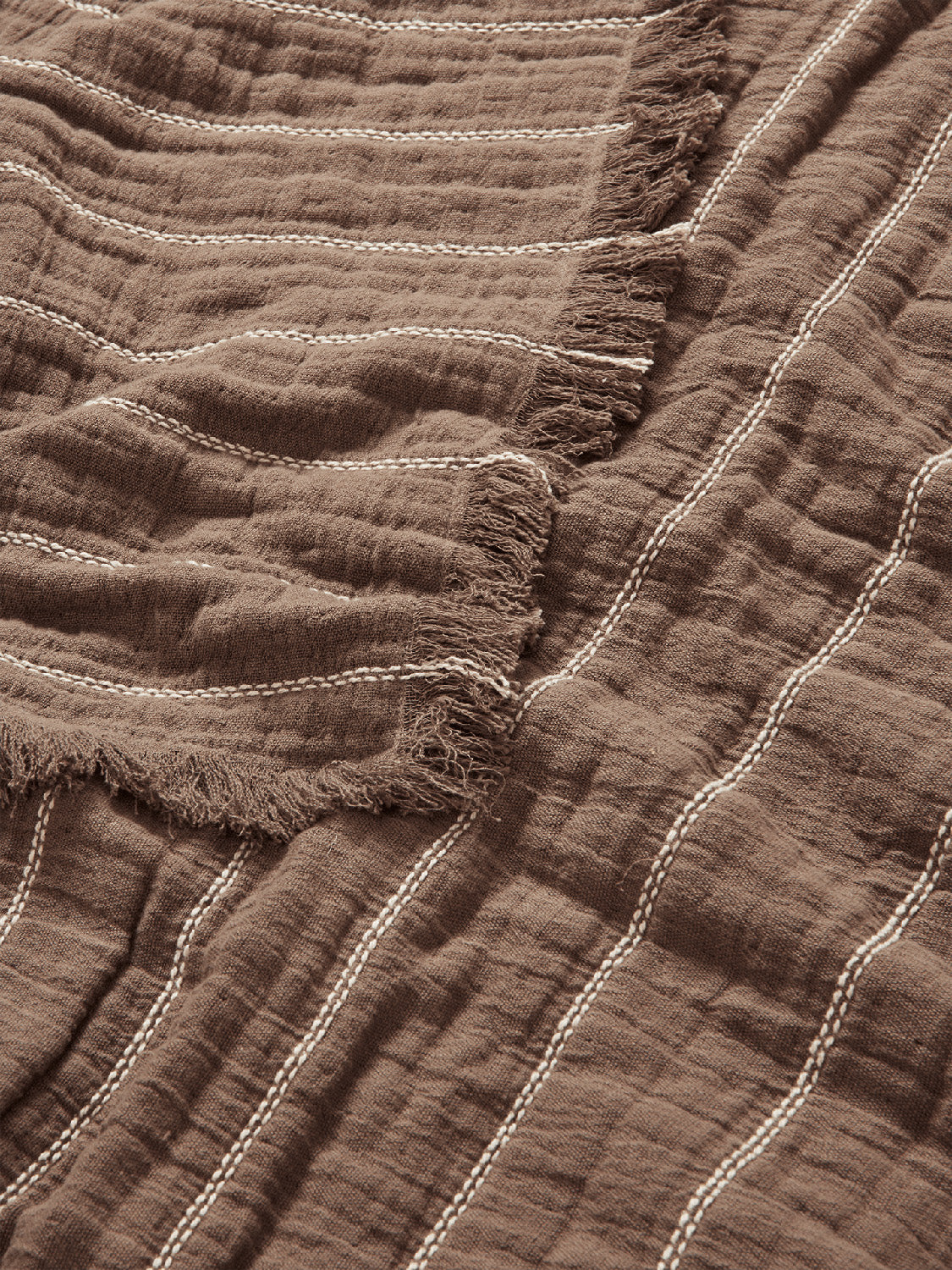 Eleganter Aires Bettüberwurf Double aus nachhaltiger Bio-Baumwolle.