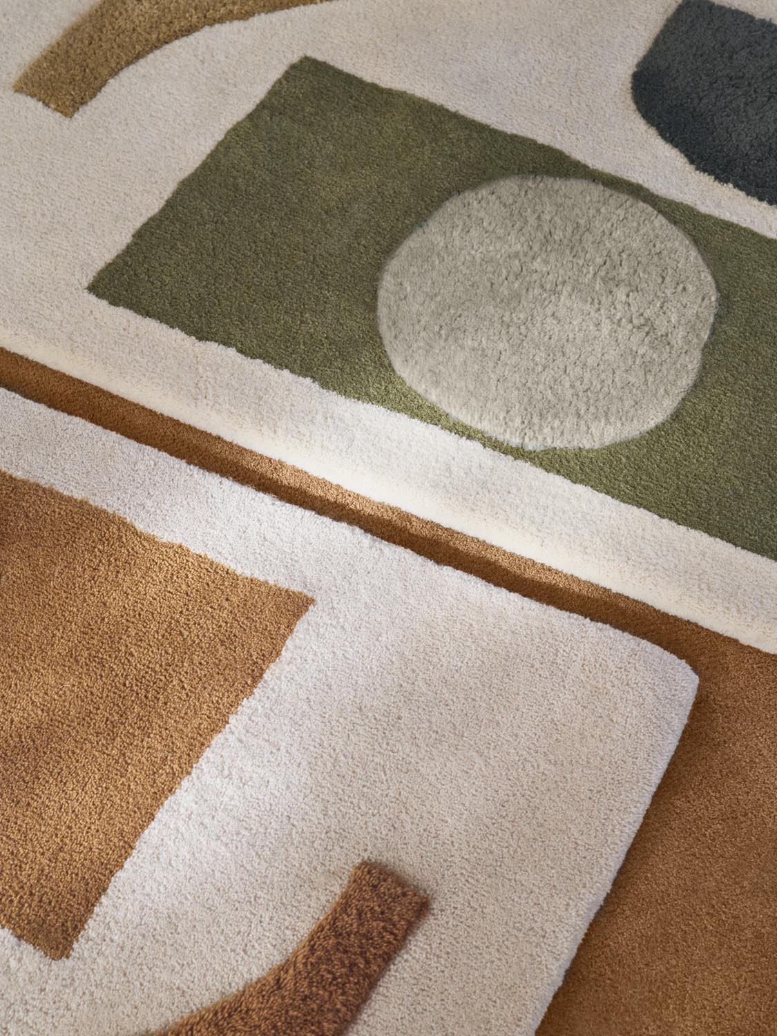Bloco Tufted Teppich Large in Green/Offwhite präsentiert im Onlineshop von KAQTU Design AG. Teppich ist von Ferm Living