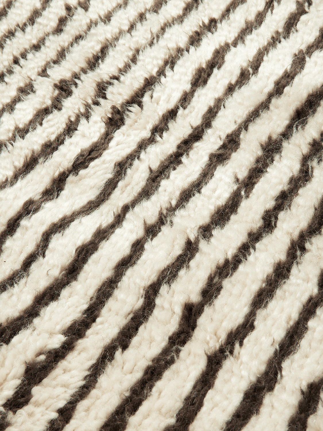 Kami Knotted Teppich 80 x 120 in Offwhite/Coffee präsentiert im Onlineshop von KAQTU Design AG. Teppich ist von Ferm Living