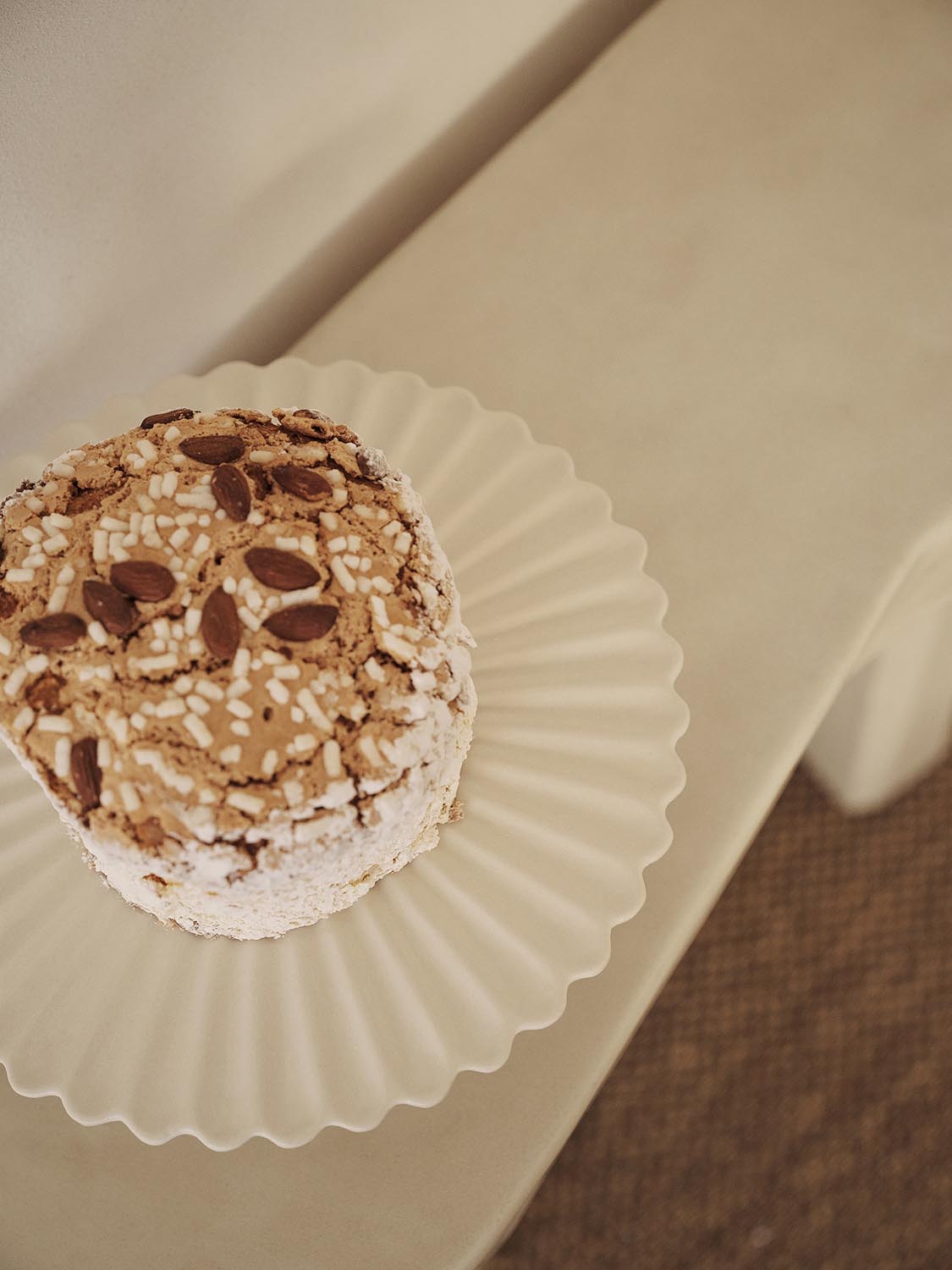 Verleihen Sie Ihrer Tischdekoration mit dem Fountain Cake Stand von Ferm Living einen Hauch von Eleganz. Dieser kunstvolle Kuchenständer aus Keramik, inspiriert von klassischen Springbrunnen, ist perfekt für besondere Anlässe und alltägliche Kaffeepausen. Die glanzvolle Oberfläche sorgt für mühelose Pflege und macht ihn zum idealen Blickfang in jeder Küche.