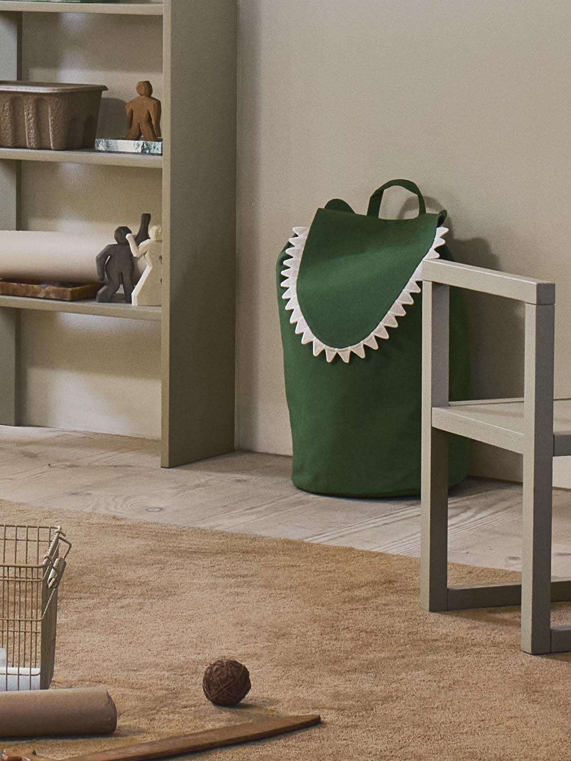 Die Crocodile Storage von Ferm Living vereint umweltfreundliche Materialien und ein verspieltes Design, ideal für Kinderzimmer und Spielräume.