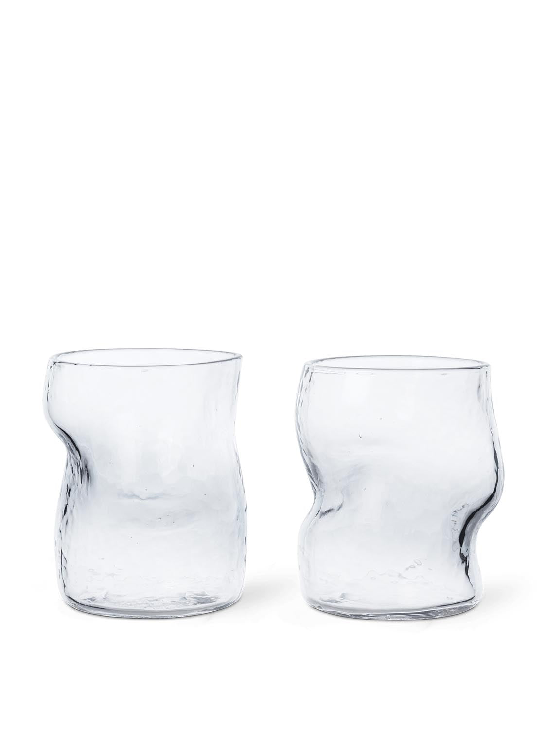 Elegante Dimple Gläser von Ferm Living: skulpturale Form, gehämmertes Glas, einzigartig und vielseitig für jeden Anlass.