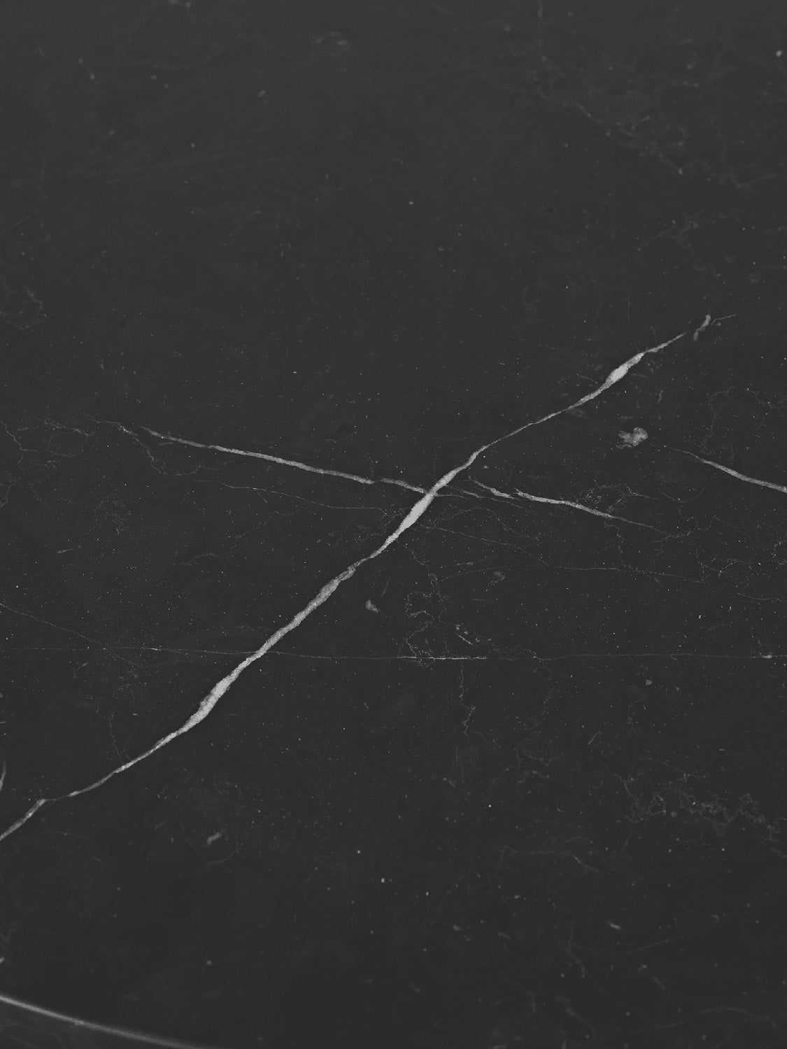 Eleganter Taula Beistelltisch aus hochwertigem Marmor, vielseitig einsetzbar und einfach zu montieren. Perfekt für jeden Stil.