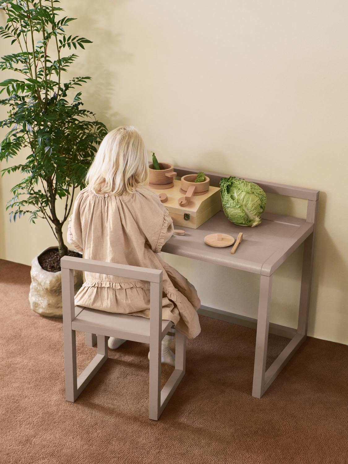 Entdecken Sie die Toro Suitcase Kitchen von Ferm Living – ein nachhaltiges, kompaktes Spielzeug, das Kinder zum kreativen Kochen inspiriert.