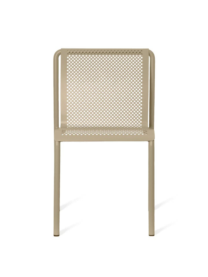 Entdecke den Dapple Stuhl von Ferm Living – stilvolles, stapelbares Design aus robustem Stahl für deinen perfekten Außenbereich.