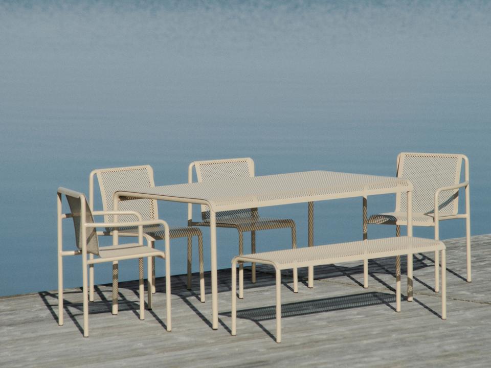 Entdecke den Dapple Stuhl von Ferm Living – stilvolles, stapelbares Design aus robustem Stahl für deinen perfekten Außenbereich.