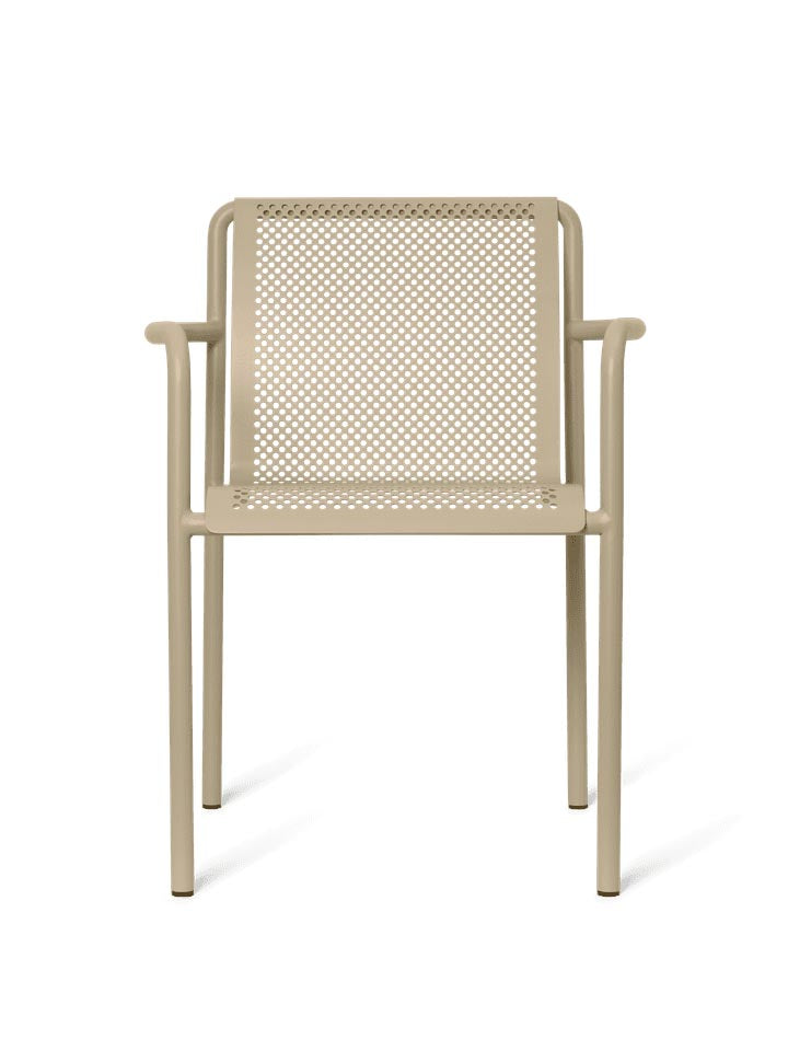 Erlebe den Dapple Stuhl mit Armlehnen von Ferm Living – eine harmonische Verbindung aus modernem Design und robustem Komfort für deinen Außenbereich.