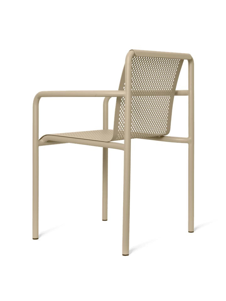 Entdecke den Dapple Stuhl mit Armlehnen von Ferm Living – stilvoll, langlebig und perfekt für entspannte Stunden im Freien.