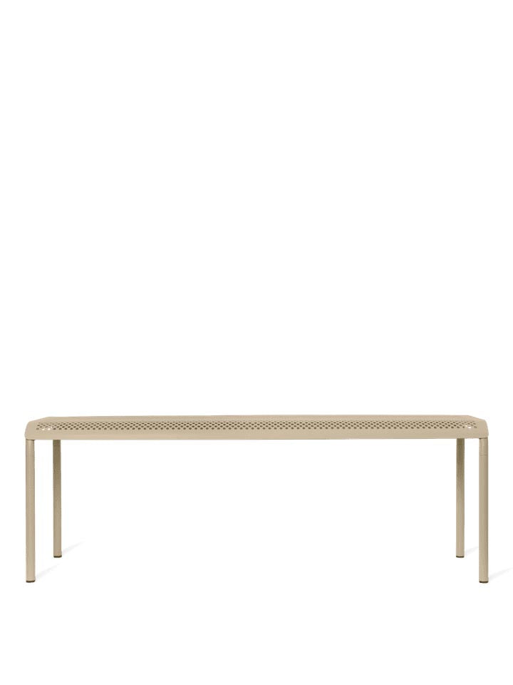 Die Dapple Bank von Ferm Living kombiniert zeitlose Eleganz mit wetterfestem Stahl, perfekt für entspannte Stunden im Freien.