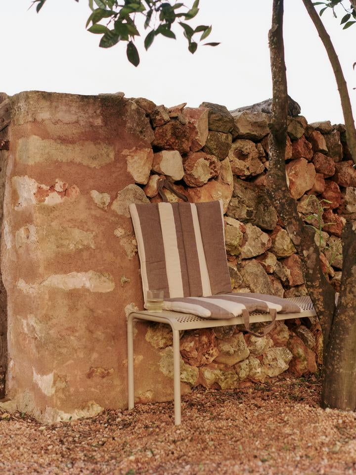 Entdecken Sie die Dapple Bank von Ferm Living – eine stilvolle, langlebige Gartenbank, die Eleganz und Komfort in Ihren Außenbereich bringt.